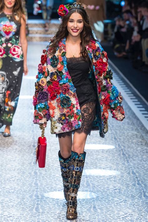 giachino con i fiori applicati collezione dolce gabbana 2017|dolce and gabbana 2017.